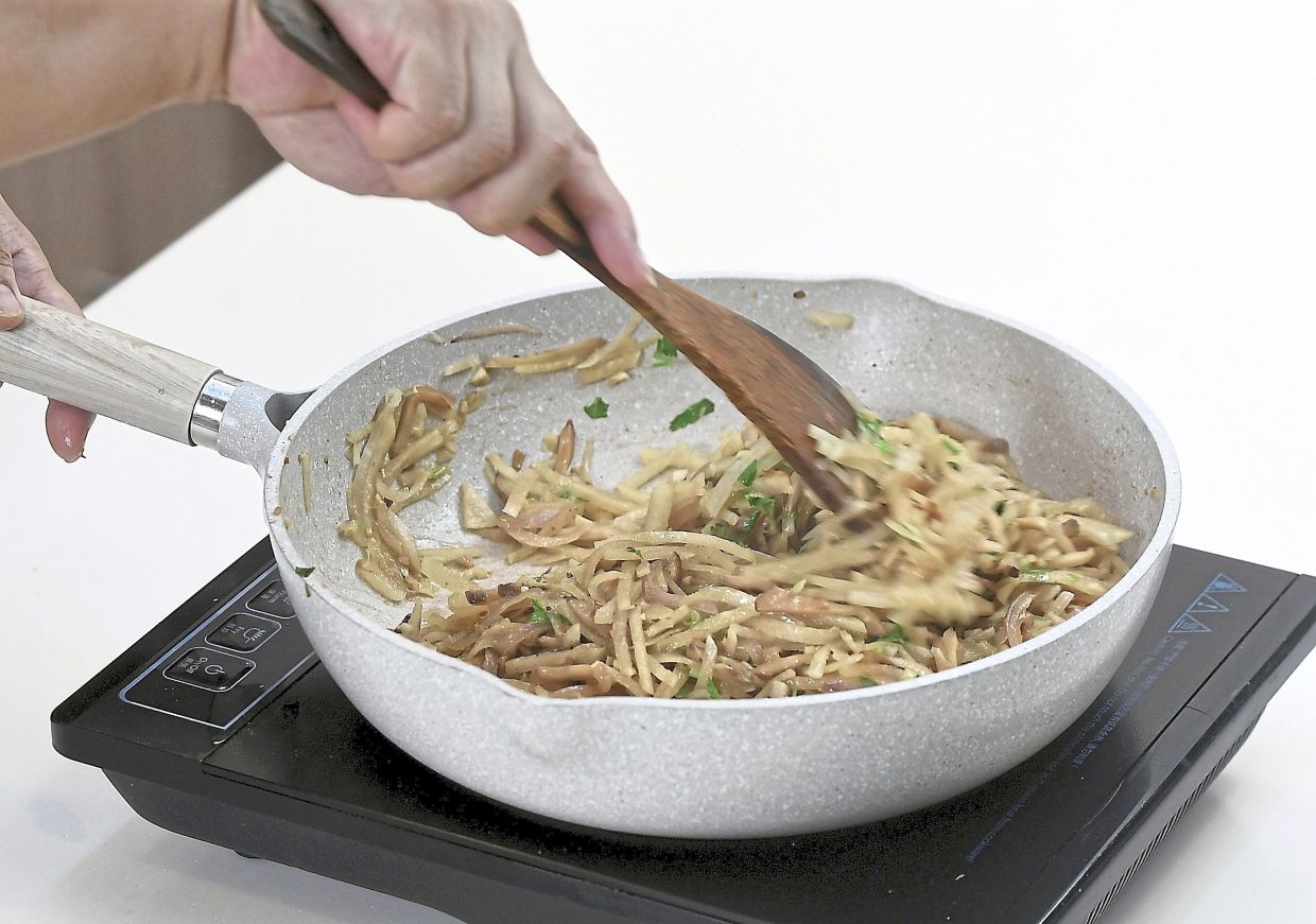 Saute mushroom stems, onion and garlic in oil until fragrant, then addcaps and jicama to cook until wilted.