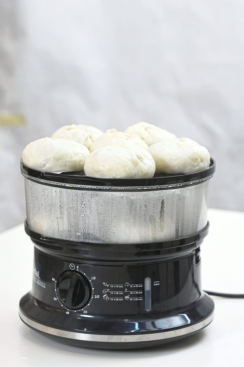 Steam the ‘pau’, then turn off theheat and allow it to rest.