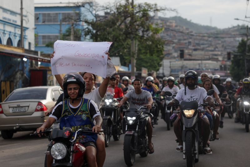V Riu de Janeiru identificirali večino žrtev smrtonosne policijske operacije, protesti se nadaljujejo