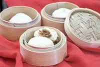 Steamed veggie buns that bind hand and heart