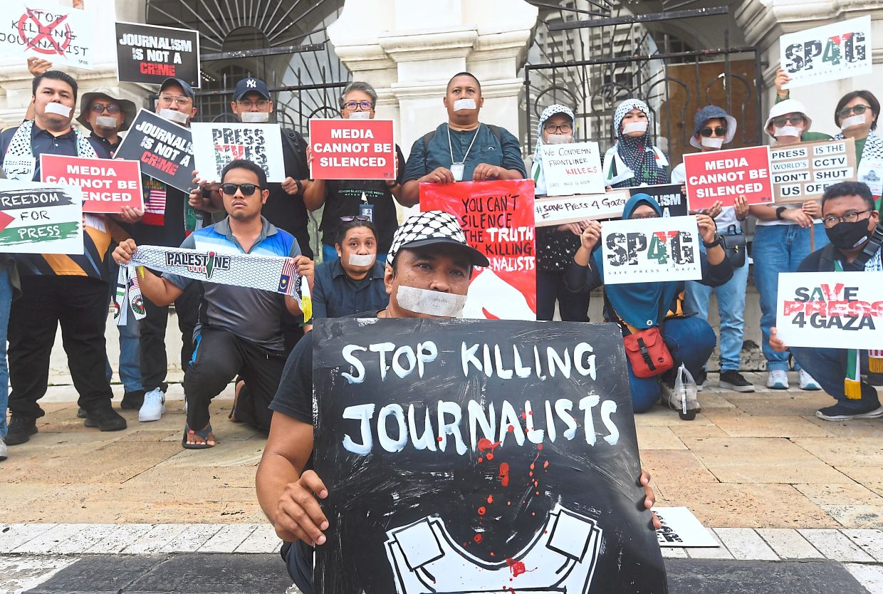 Members of the Malaysian media protesting the killing of journalists in Gaza at a gathering at Dataran Merdeka in November 2023 following the outbreak of hostilities between Hamas and Israel a month earlier. -- Filepic/The Star