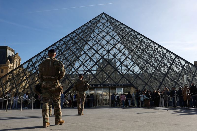 Louvre heist work of petty criminals, not organised crime, prosecutor says