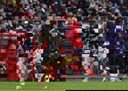 Soccer-Stunning Diallo volley earns Man Utd battling point at Forest