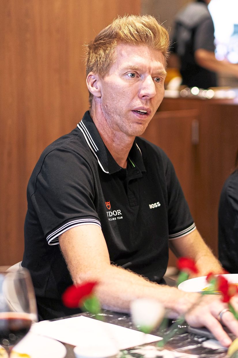 (Left) Sieberg sharing his experience in Kuala Lumpur after the Langkawi race.