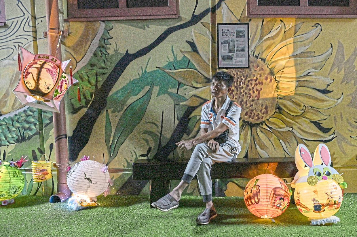 KUALA LUMPUR, 5 Okt -- Program Perarakan Tanglung Pertengahan Musim Luruh (Mid-Autumn) Tertinggi di negara ini, anjuran Menara Kuala Lumpur (KL), mencatat sejarah tersendiri apabila berjaya diadakan pada ketinggian 394 Meter (m) dari aras laut, sekali gus mencipta rekod baharu dalam Malaysia Book of Records (MBOR). Ketua Pegawai Eksekutif LSH Service Master Sdn Bhd Khairil Faizal Othman berkata program itu bagi memperkenalkan dengan meluas nilai budaya perayaan masyarakat Cina iaitu pesta kuih bulan kepada masyarakat pelbagai kaum.Katanya lebih 150 peserta dan pengunjung hadir memeriahkan acara perarakan tanglung di ruang terbuka serta berpeluang mengabdikan kenangan di Sky Box.--fotoBERNAMA (2025) HAK CIPTA TERPELIHARA