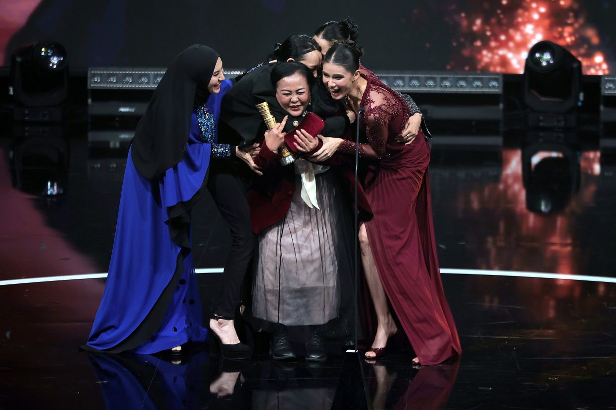 Ellie Suriaty (centre) wins the Best Supporting Actress for 'Telaga Suriram'. Photo: Bernama