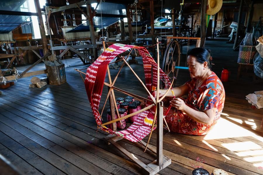 Mit geduldigen Händen weben Myanmars Inthas Lotusfasern zu handgefertigtem ...