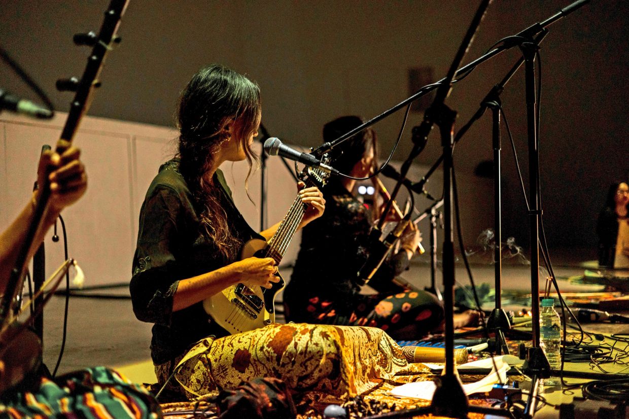The Wayang Women musicians accompany the storyline told by Illya's shadow puppets, adding musical flourishes.