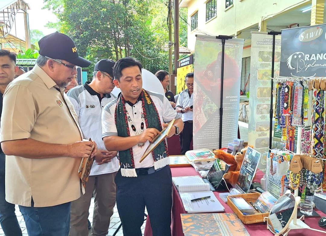 SKG Green Senior Manager of Conservation and Biodiversity Charis Saliun (right) handing over souvenir to Plantation and Commodities Ministry Secretary-General Datuk Yusran Shah Mohd Yusof at the World Orangutan Day 2025 celebration at Zoo Taiping and Night Safari in Perak on Saturday (Nov 1).