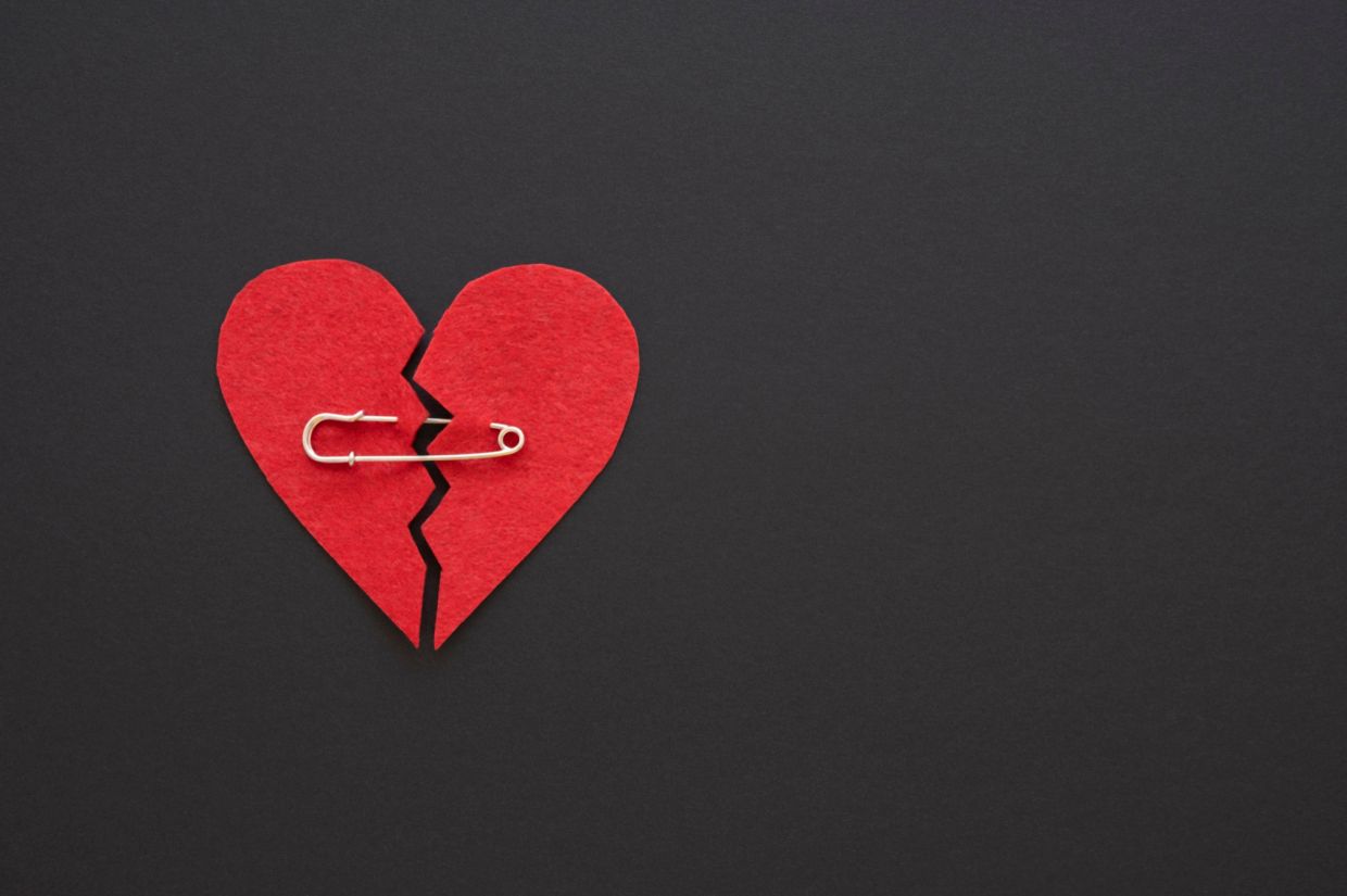 Talk to a trusted family member or friend. Emotional recovery is as important as financial recovery. Photo: Freepik