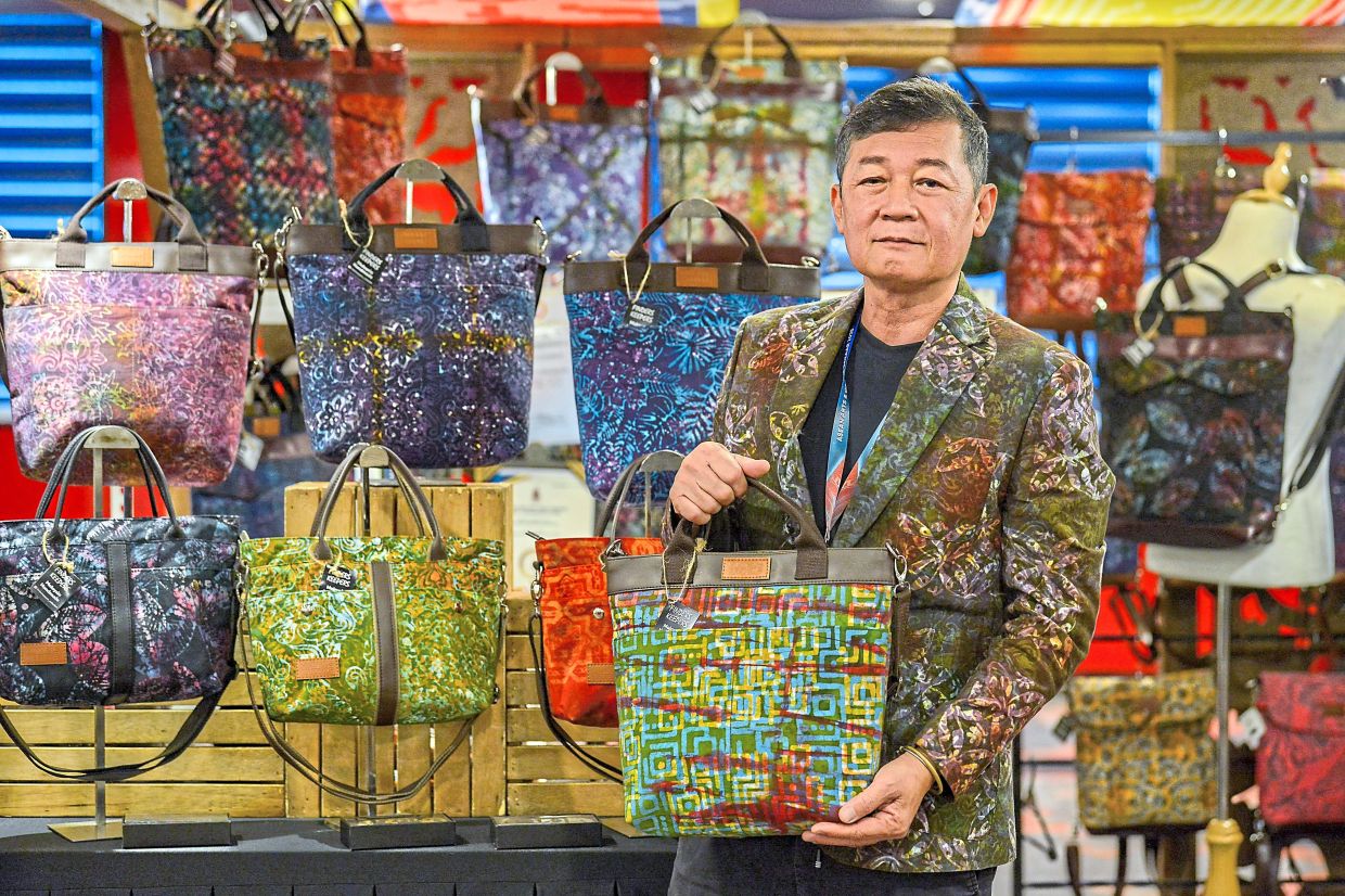 Unternehmer kreiert Batiktaschen mit malaysischem Flair