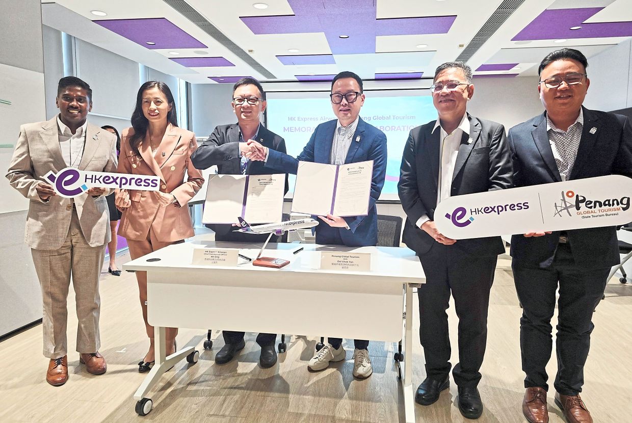 签署谅解备忘录后,Ong(左三)与 Ooi 握手,由(左起)Yoganthiran、Mao、Wong 和 Ng 见证。 — 陈星洲/星报