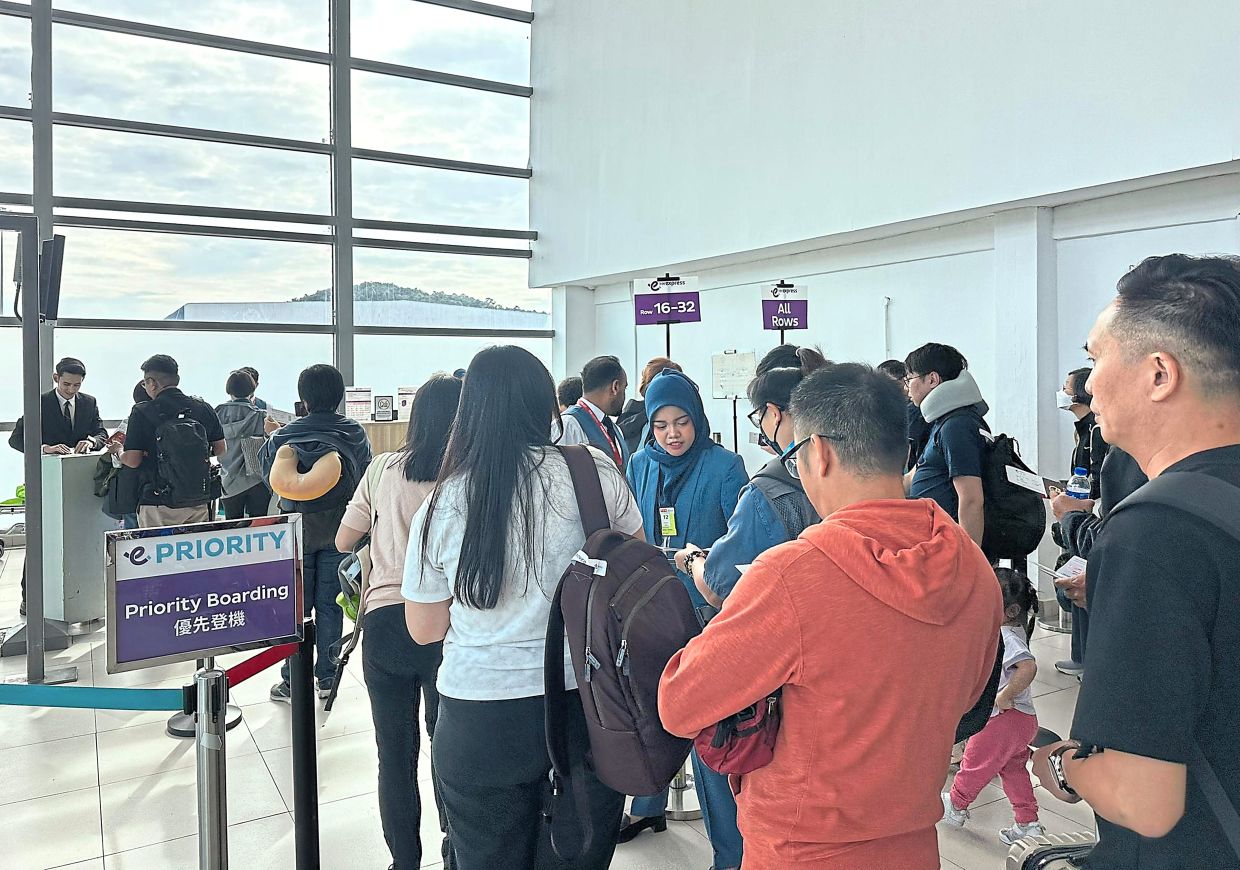 乘客在槟城国际机场等候搭乘香港快运航空飞往香港的航班。 ——PGT 提供