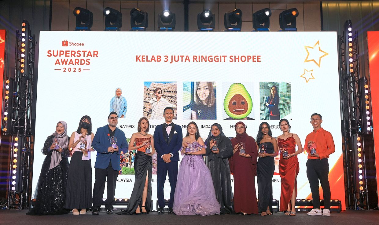 The award winners with Tan (fifth from left).