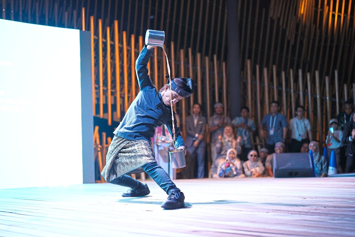 Visitors to the pavilion were in awe of the unique ‘teh tarik’ pulling method.