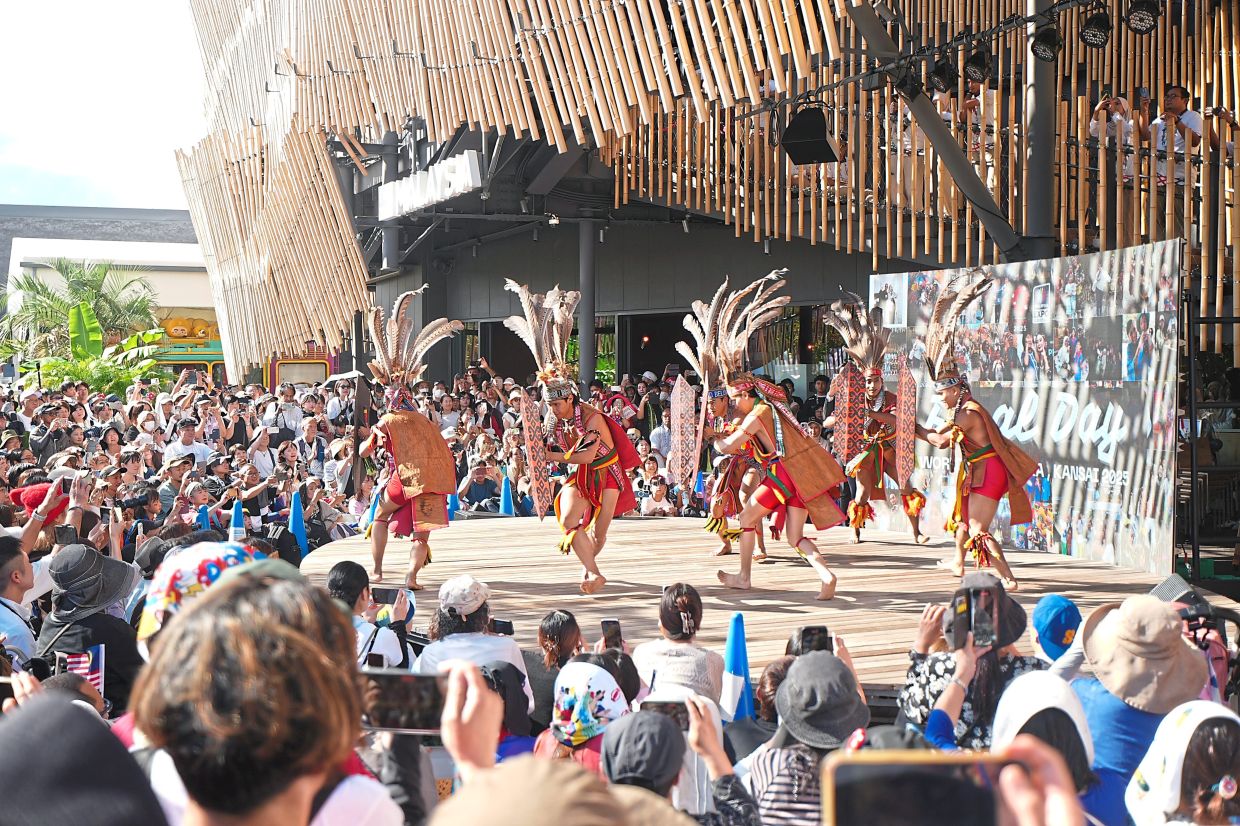 Apart from the business programmes, the Malaysia Pavilion also hosted various cultural displays to showcase the best that Malaysia has to offer. 