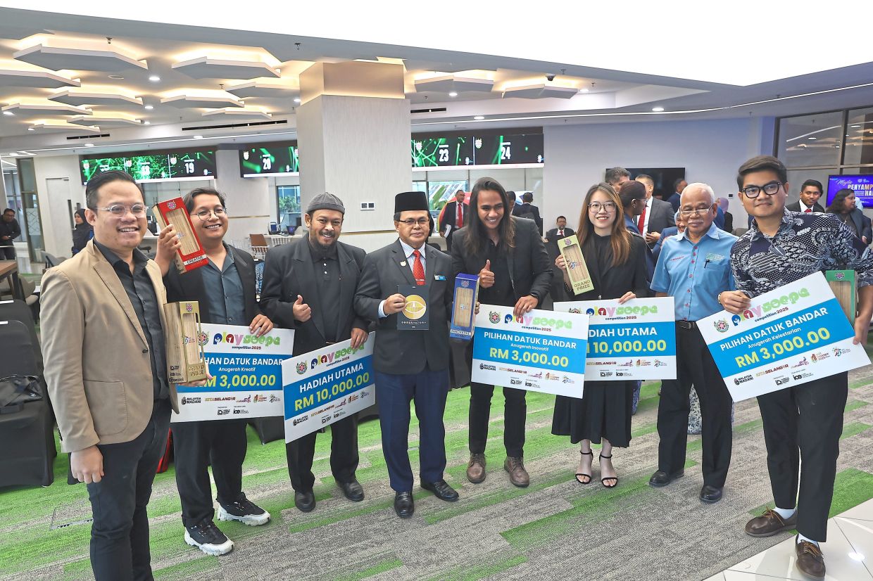 Mohd Fauzi (fourth left) with the winners.