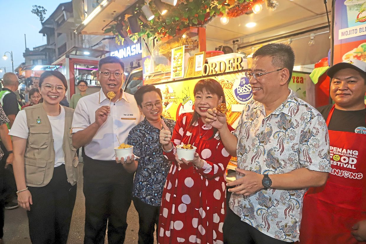 (From left) Tan, Teh, Yuee Harng, Hui Ying and Hon Wai enjoying the foods at Armenian Park during the Penang International Food Festival in Armenian Park. — Photos: LIM BENG TATT/The Star