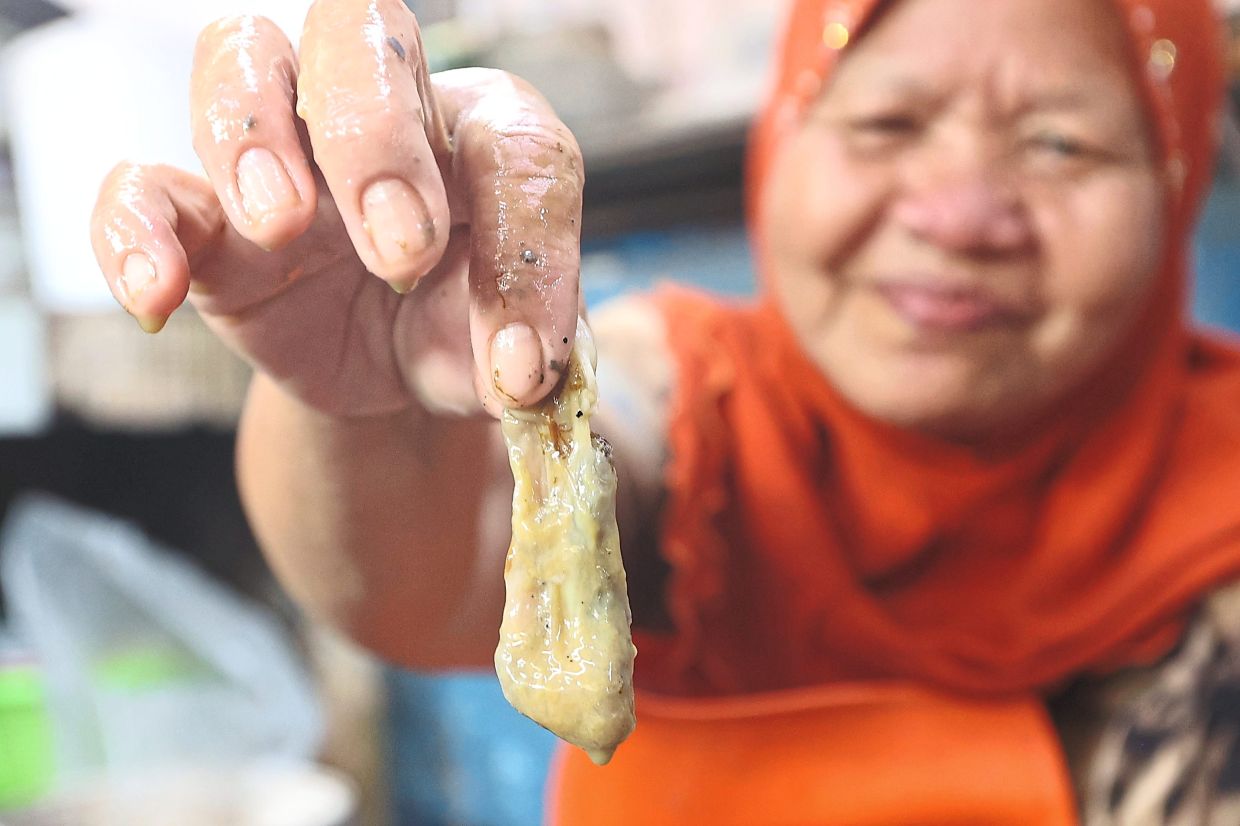 The bile of the horseshoe crab must be removed before cooking.