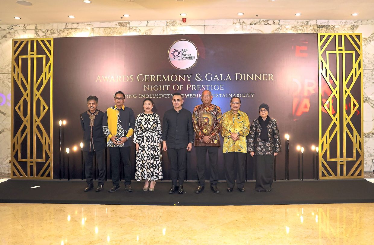 Celebrating change for lasting impact: Winners of the Life at Work Awards 2025 marking a shared milestone in Malaysia’s journey towards workplaces built on compassion, inclusivity and purpose. — Photos by MUHAMAD SHAHRIL ROSLI/The Star (From left) TalentCorp group chief executive officer Thomas Matthew, deputy chairman Mohd Khuzzan Abu Bakar, Wong, Sim, Human Resources Ministry secretary-general Datuk Azman Mohd Yusoff, deputy secretary-general (policy and international) Dr Shaharin Umar and TalentCorp Malaysia group government engagement and facilitation and women, DEI and work life practices senior vice president Mahuran Saro Sariki at the LAWA 2025 awards night in Kuala Lumpur.