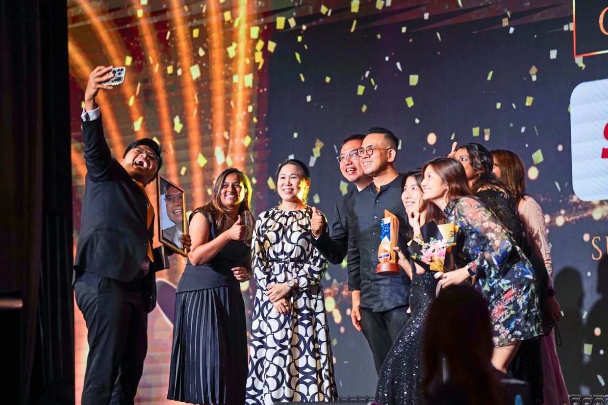 The team from Sunway Group sharing a light moment with Sim and Wong after winning two awards: Best Organisation and Talent Sustainability, in recognition of its long-term commitment to inclusive and sustainable talent growth.