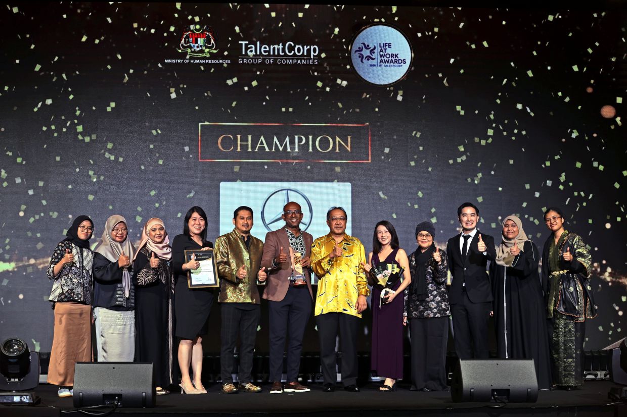 Rethinalingam (sixth from left) with Shaharin Umar (in yellow) and Mahuran (fourth from right) together with the Mercedes-Benz Malaysia team, winners of the Workplace Innovation and CHRO Champion awards for driving transformation through empathy and upskilling.