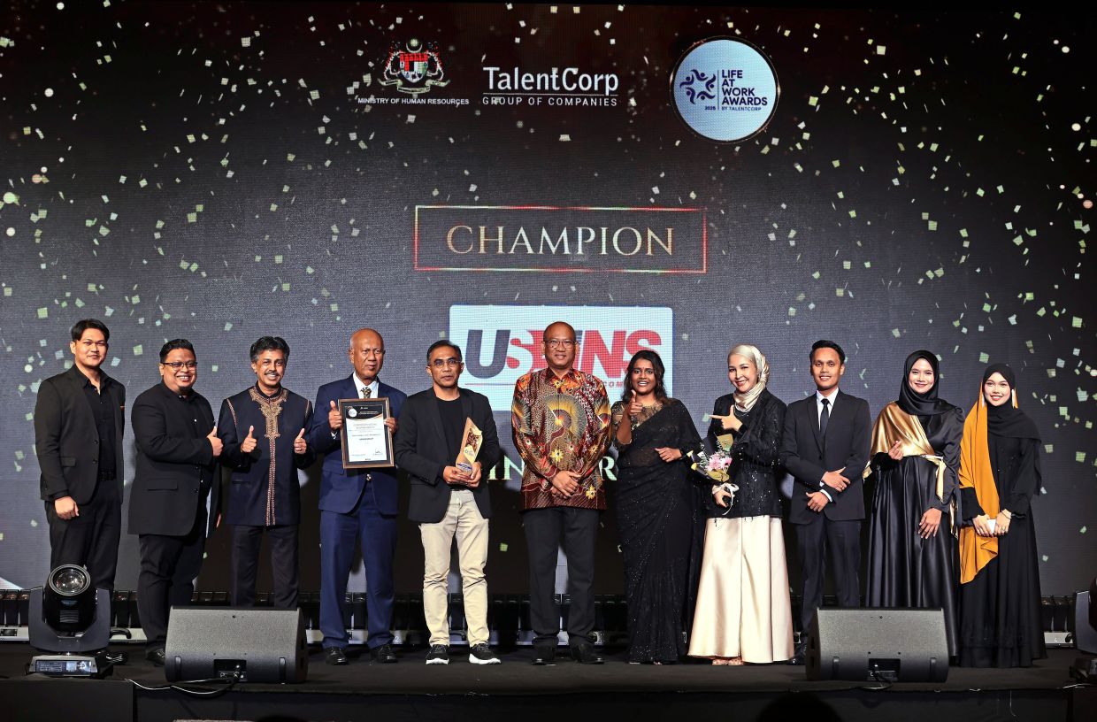Usains Group receiving the Corporate Social Responsibility award from for integrating social responsibility and environmental care in their operations as Azman (centre) and Matthew (third from left) look on.