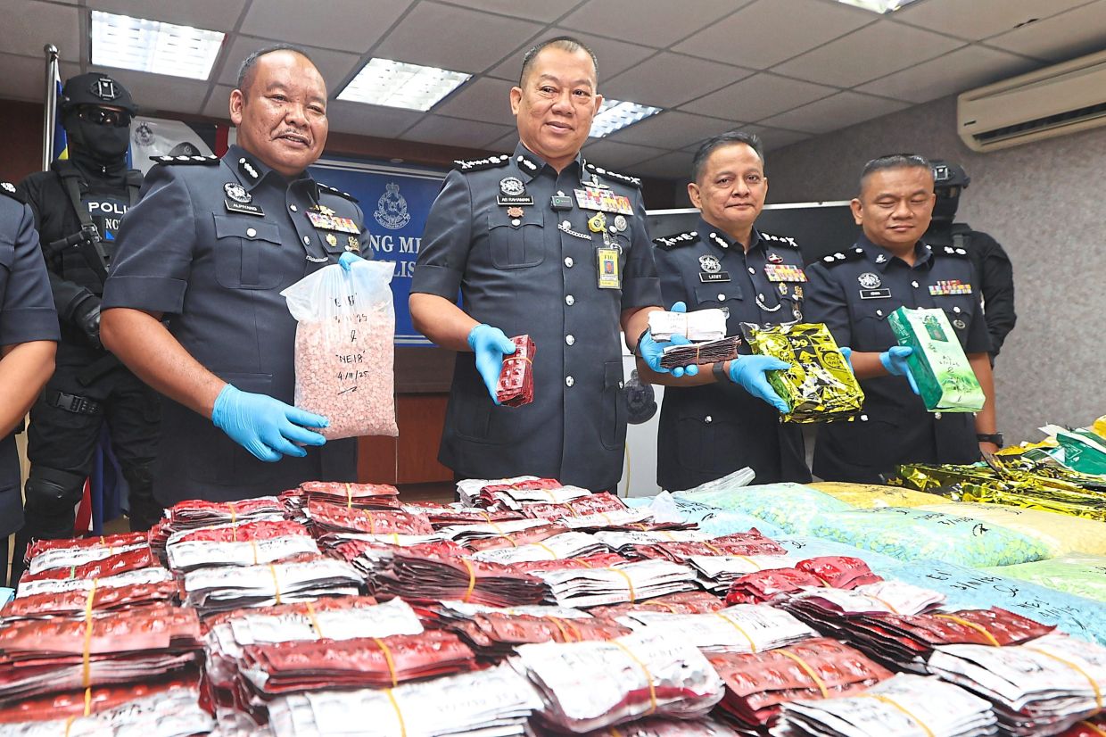Big haul: Comm Ab Rahaman (second from left) and other police personnel showing the seized drugs during a press conference held at the state police headquarters in Johor Baru. — THOMAS YONG/The Star