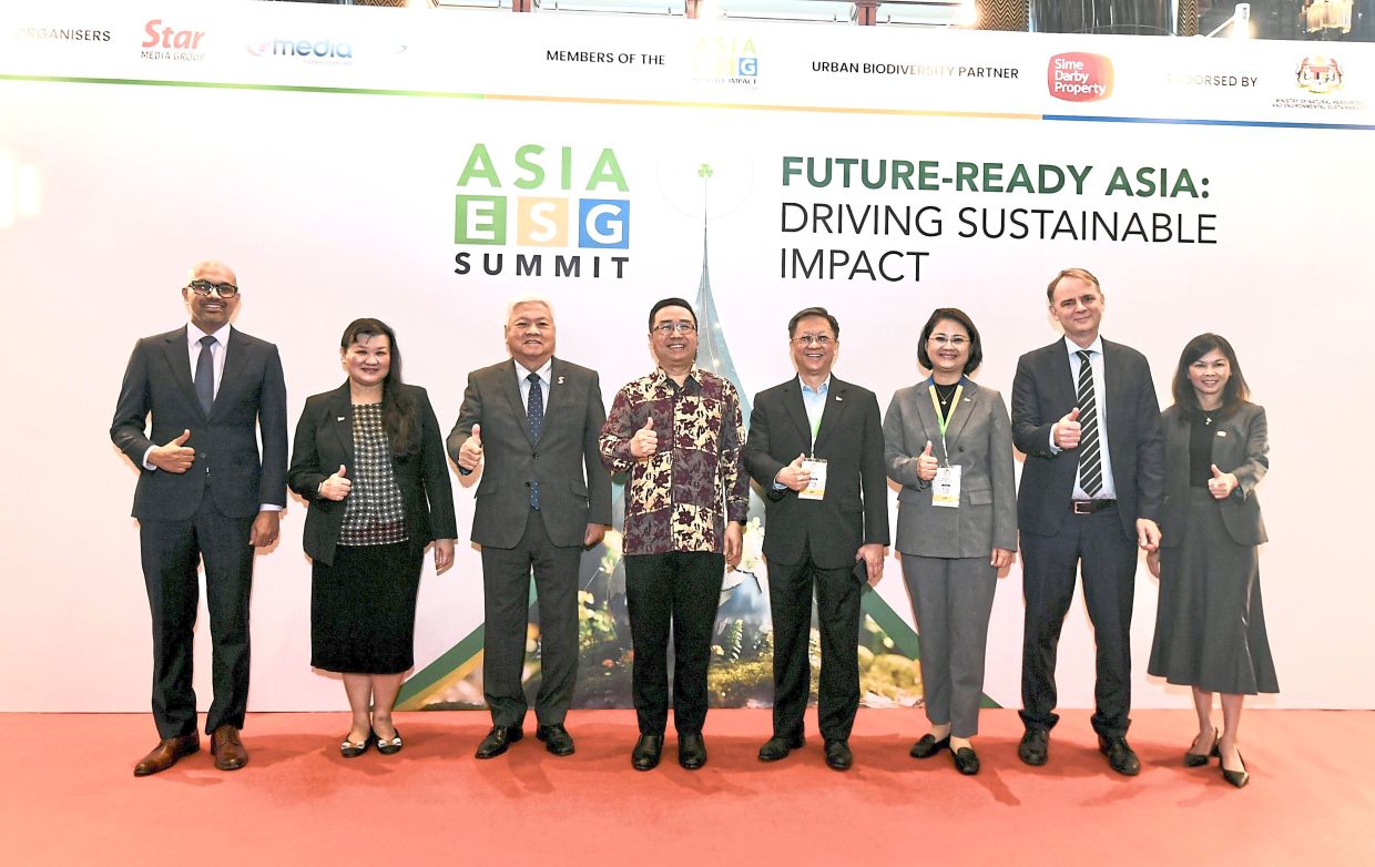 All smiles: (From left) Shivakumar, Ng, Wong, Chang, Chan, Wang, Wiberg and Yasmin in a group photo at the summit. — SIA HONG KIAU/The Star 