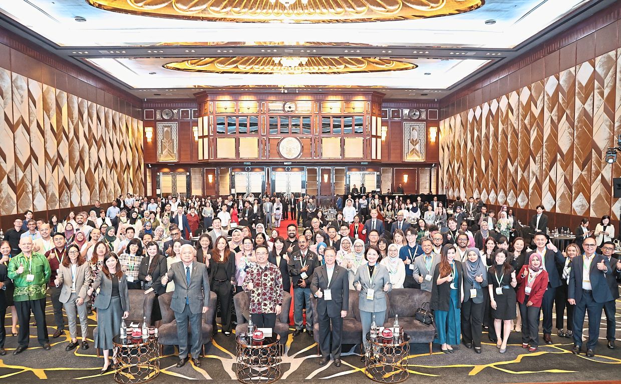 One for the album: (First row from left) Yasmin, Wong, Chang, Chan and Wang posing with attendees of the inaugural Asia ESG Summit 2025. Looking on is Ng (second row, fifth from left) — AZMAN GHANI/The Star 