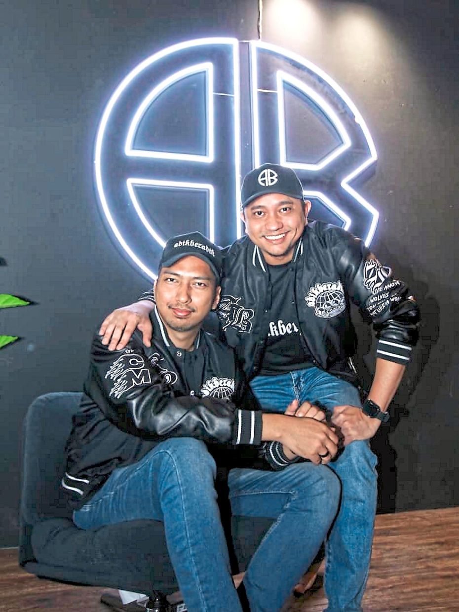 KUALA LUMPUR, 5 Nov -- Ketua Pegawai Eksekutif Adik Beradik Kuala Lumpur (ABKL) Muzammil Mudzakir (kiri) bersama Ketua Pegawai Teknologi ABKL Mohd Hilmi Azli mencipta sejarah sebagai pencipta permainan dalam talian berbahasa Melayu sepenuhnya, Adik Beradik Role Play (ABRP), yang kini mempunyai lebih 100,000 ahli tempatan dan antarabangsa termasuk dari Brunei, Thailand, Singapura dan Australia.Permainan dalam talian berkonsepkan ‘role play’ itu mengetengahkan identiti Malaysia dengan menjadikan kehidupan masyarakat negara ini sebagai latar permainan serta bertujuan memperkasa penggunaan bahasa Melayu di peringkat global.--fotoBERNAMA (2025) HAK CIPTA TERPELIHARA