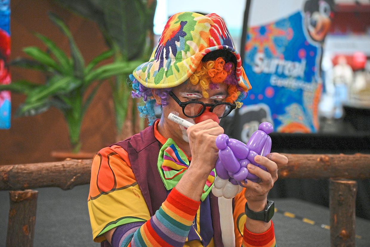 Children were delighted by the balloon art at Star Karnival Cuti-Cuti Malaysia in Pahang, where a clown entertained the crowd with colourful creations. 