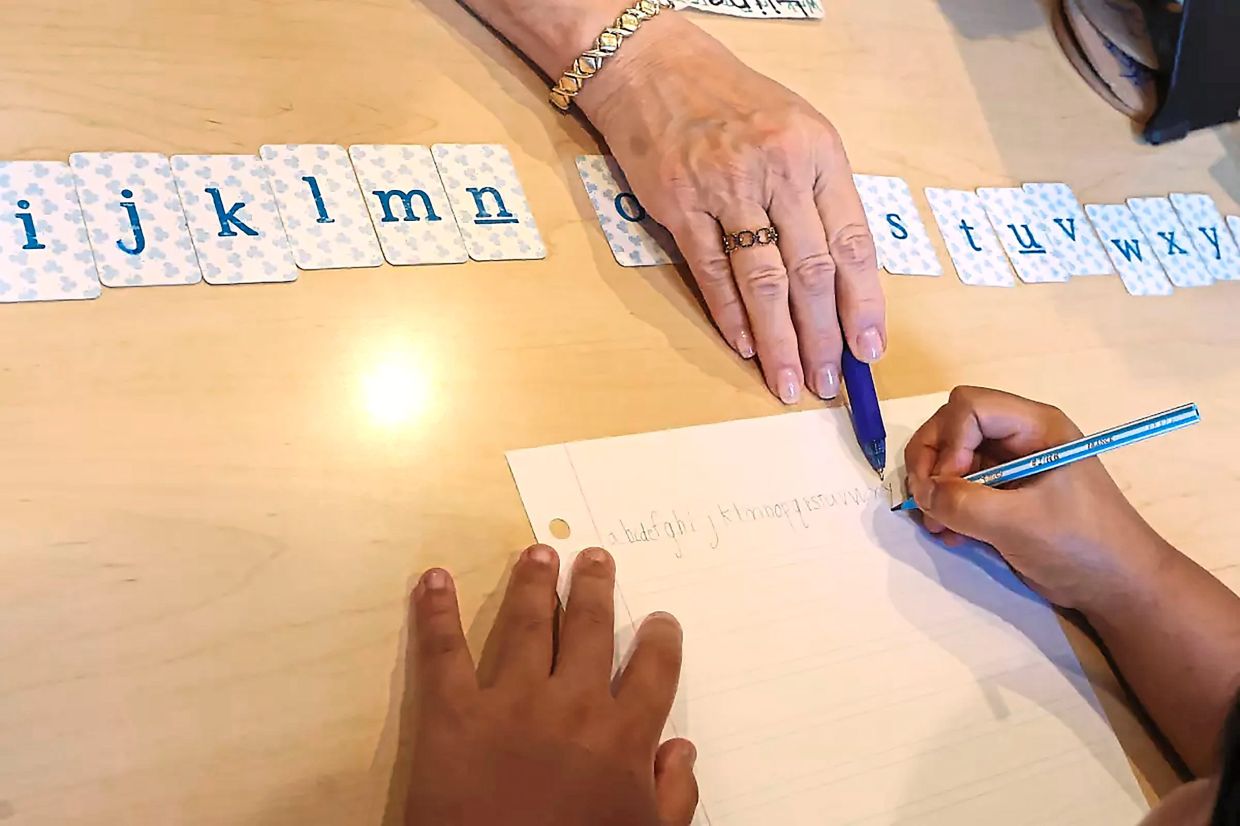 Training for children with dyslexia builds phonics, spelling, and reading fluency through structured lessons. 