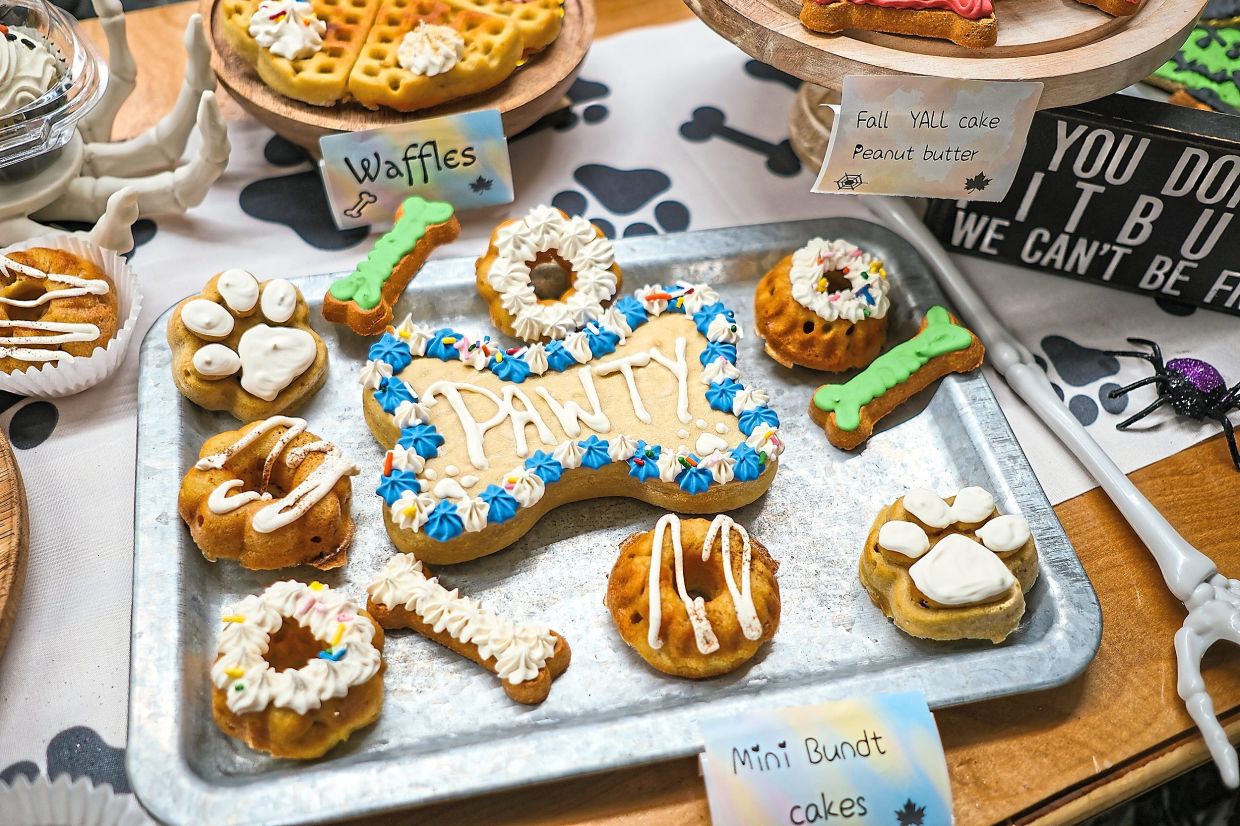 A cookie and mini bundt cakes at Pete’s K9 Treats.