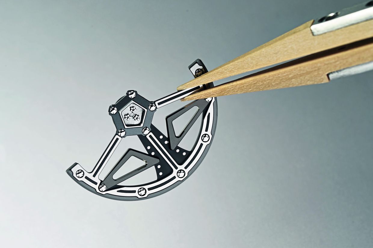 The declutchable variable-geometry rotor optimises the winding of the mainspring for the wearer’s level of physical activity.