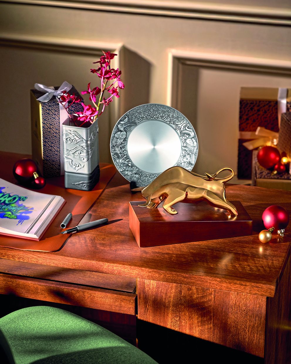 The Warisan Vase and Malaysiana Plate capture the beauty of shared heritage and the milestones achieved together.