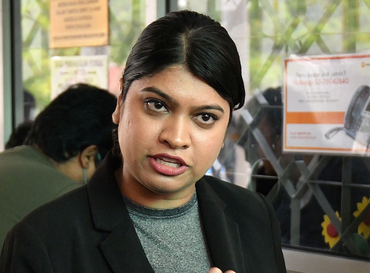 'Inspector Sheila' strikes again, shouts at cops in Jalan Ipoh 1 3608697