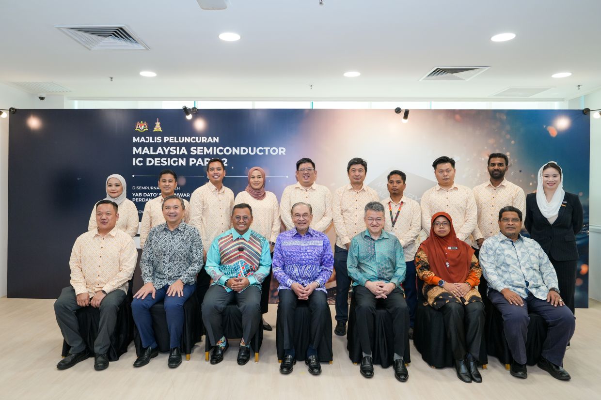 Anwar (seated in the first row, centre) and Amirudin (third from left) in a group photo with Sidec and ASEM team after the launch of the Malaysia Semiconductor IC Design Park 2 (IC Park 2) at CoPlace 9 in Cyberjaya.
