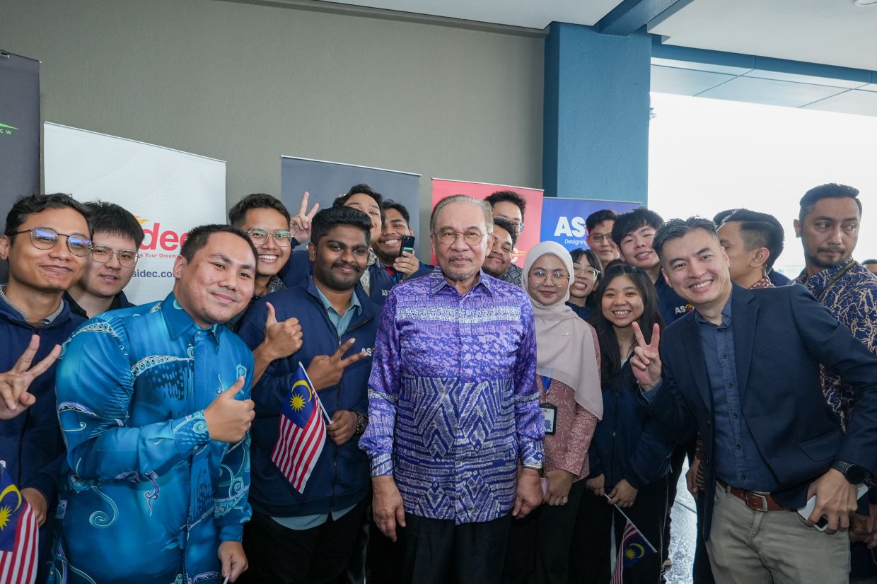 Anwar sharing a light moment with the audience after the launch of the Malaysia Semiconductor IC Design Park 2 (IC Park 2) at CoPlace 9 in Cyberjaya.