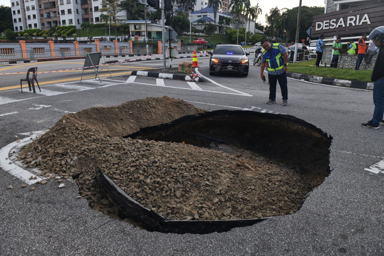 Sinkhole v Bayan Lepasu povzročila puščajoča podzemna cev