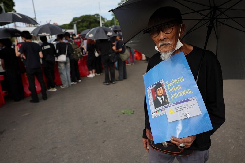 Indonesian activists rally against plan to name Suharto as national hero 1 3609590