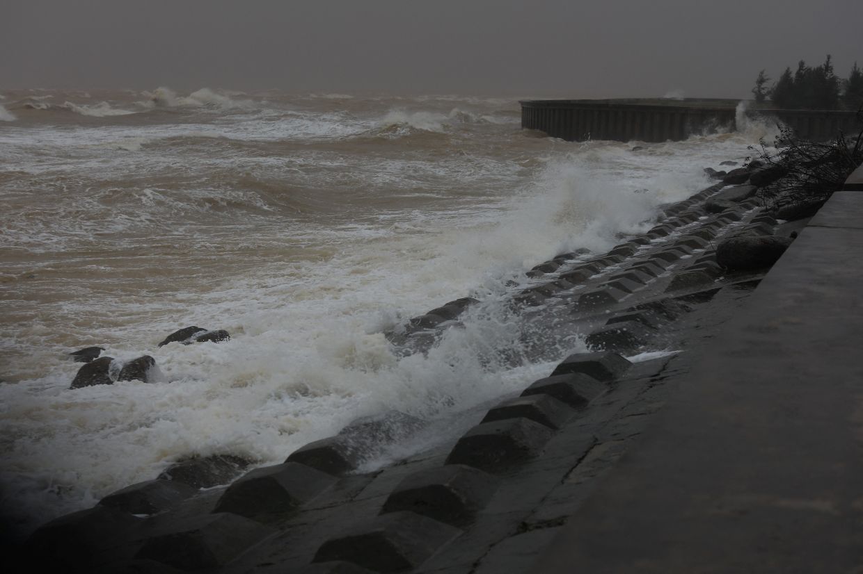 Waves approach as Typhoon Kalmaegi approaches in Da Nang city, Vietnam, on Thursday, November 6, 2025. REUTERS/Thinh Nguyen