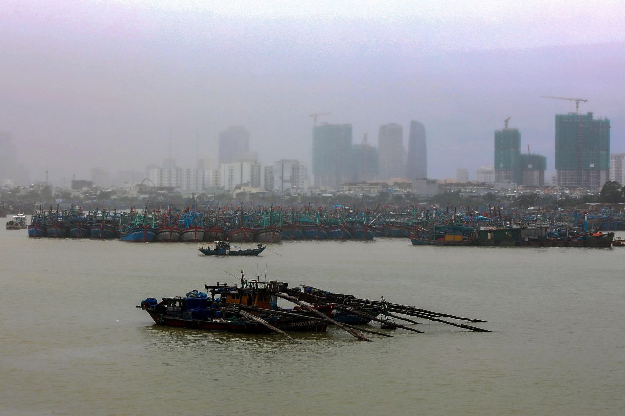 Fishing boats are seen docked as Typhoon Kalmaegi approaches in Da Nang city, Vietnam, on Thursday, November 6, 2025. -- Photi: REUTERS/Thinh Nguyen