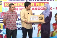 Students receive laptops from S’gor investment arm, assemblyman