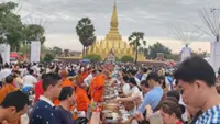 Lao devotees share in mass alms-giving at That Luang festival