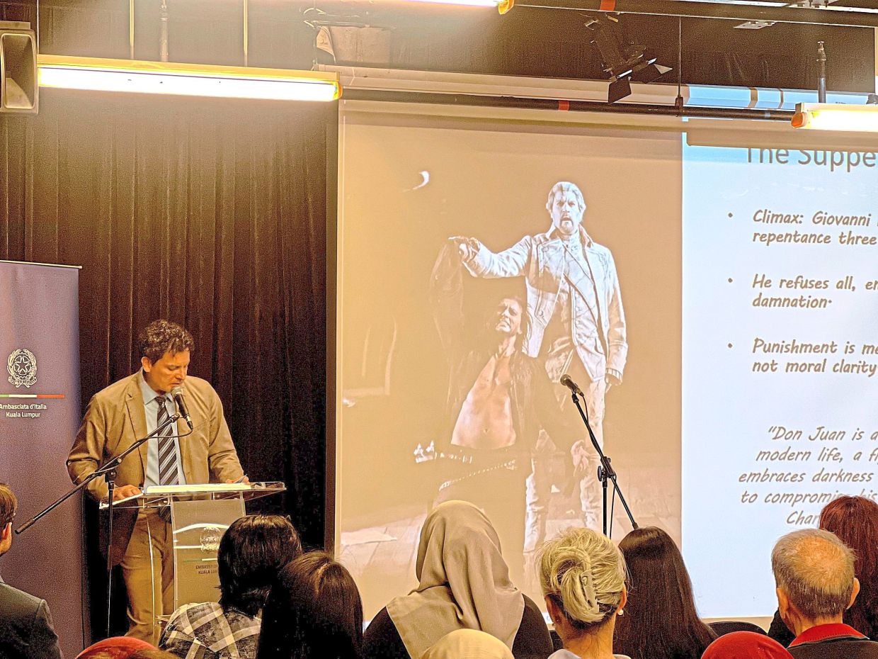  Paduano (left) conducting the free talk on the popular Italian opera.