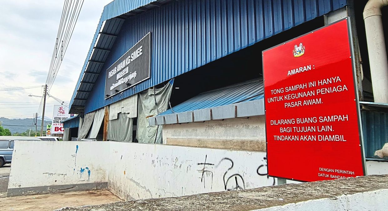 Signs have been put up at some wet markets in Ipoh to remind the public that rubbish bins are for the use of market traders only.