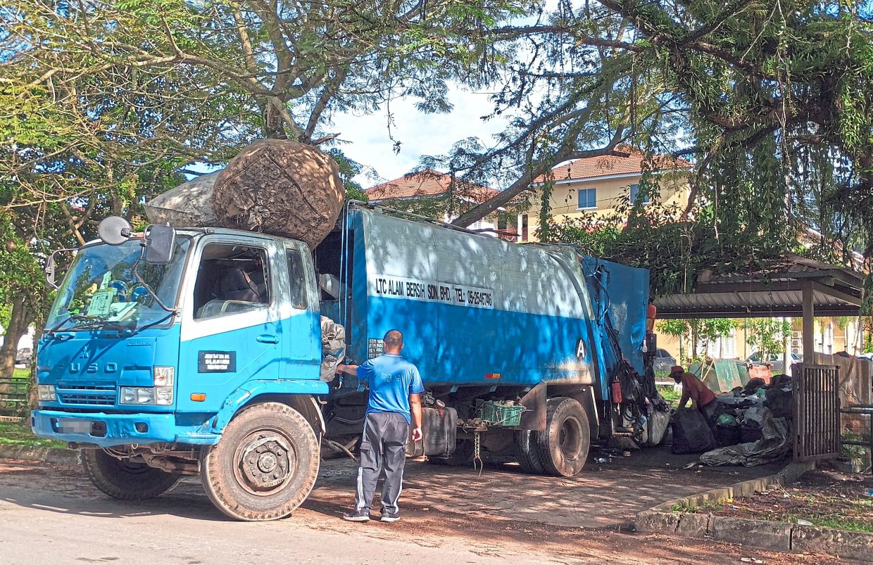 Some traders suggest enclosed garbage collection areas at wet markets similar to those at apartments and condominiums.