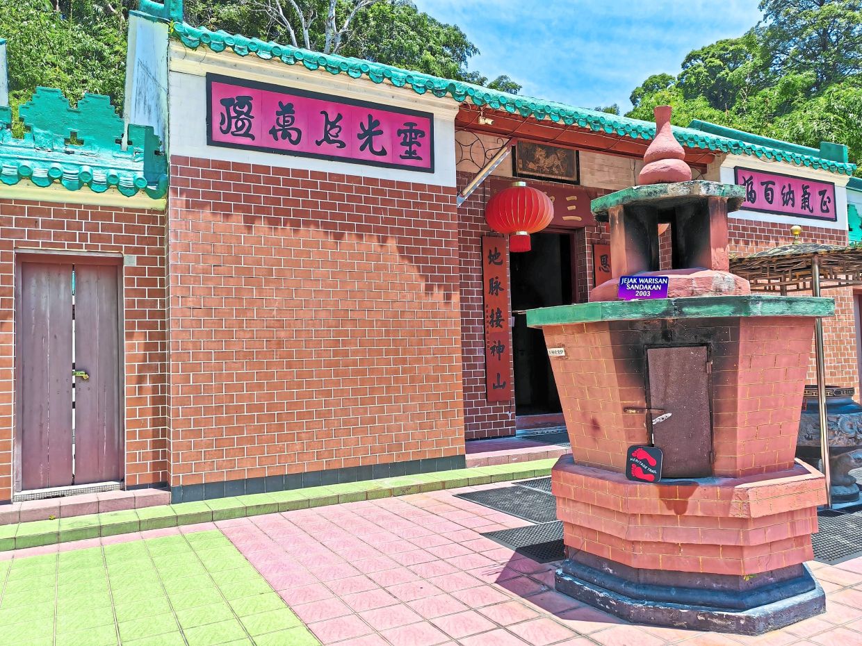The Sam Sing Kung Temple or Temple of the Three Saints, built between 1885 and 1887, contains a wealth of information on the early history of Sandakan.