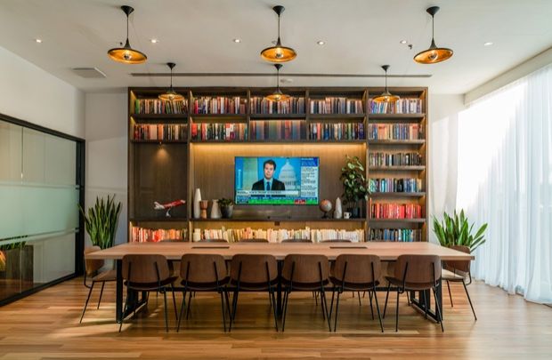 Equipped for focus and flooded with natural light, this is the smart space for your professional meetings.